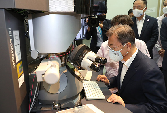 문 대통령은 불화수소 협력 공정을 시찰하며 불화수소 세척상태를 직접 확인하기도 했다. ⓒ 연합뉴스