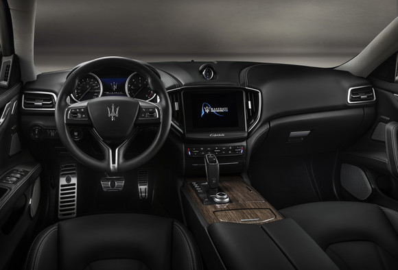 그란루소 트림에 기본 제공되는 에르메네질도 제냐 실크 에디션은 이탈리아 명품 브랜드 에르메네질도 제냐의 실크 소재로 차량 내부에 화려하면서도 절제된 이탈리안 감성을 선사한다. ⓒ 마세라티