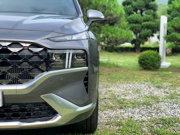 전면은 날카로운 독수리의 눈(Eagle's eye)을 콘셉트로 헤드램프 일체형 넓은 라디에이터 그릴과 수직의 T자형 주간주행등(DRL)을 독창적으로 대비시켰다. = 노병우 기자