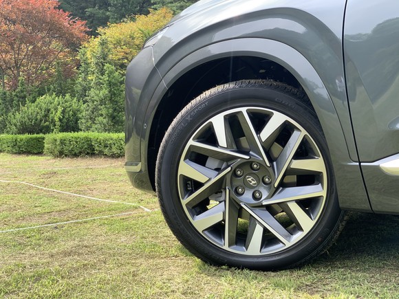 최상위 캘리그래피 트림에 적용된 20인치 알로이 휠. = 노병우 기자