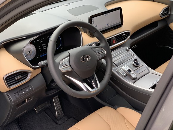 더 뉴 싼타페의 실내 디자인은 고급스러운 감성에 직관성을 더한 사용자 중심의 구조로 완성됐다. = 노병우 기자