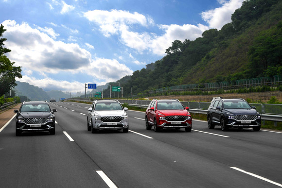 더 뉴 싼타페는 신규 플랫폼 및 파워트레인, 첨단 안전·편의 사양 등을 적용해 신차급으로 탈바꿈했다. ⓒ 현대자동차