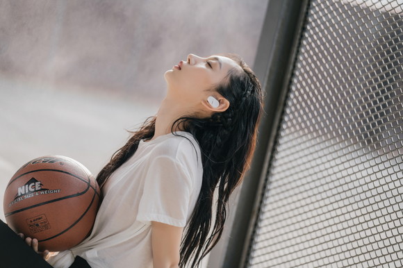 노이즈 캔슬링 완전 무선이어폰 WF-SP800N은 운동 중이나 비가 잦은 여름철에도 안정적으로 착용이 가능하다. ⓒ 소니코리아