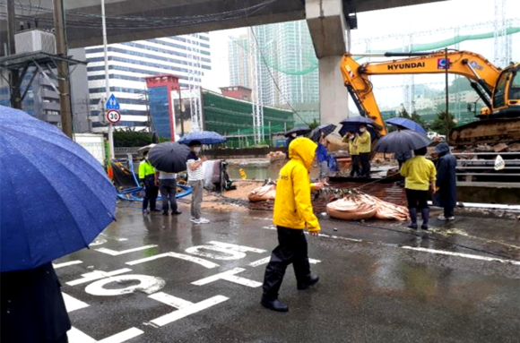 부산지역은 이날 중구 대청동 공식 관측소를 기준으로 208.6mm의 비가 내렸으며 영도에는 252mm의 장대비가 내리는 등 말 그대로 ‘물폭탄’이 쏟아졌다. ⓒ프라임경제
