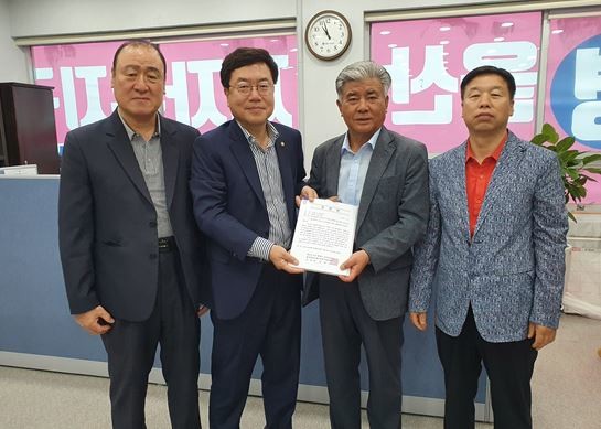 서범수 국회의원이 울산광역시 택시운송사업조합으로부터 건의서를 전달받고 있다. ⓒ 프라임경제