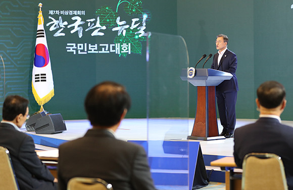 문 대통령은 "'포스트 코로나 시대'가 새로운 100년의 길을 더욱 빠르게 재촉하고 있다"며 "선도형 경제, 기후변화에 대한 적극적인 대응, 포용사회로의 대전환은 대한민국 미래를 위해 더는 머뭇거리거나 지체할 수 없는 시대적 과제"라고 강조했다. ⓒ 연합뉴스