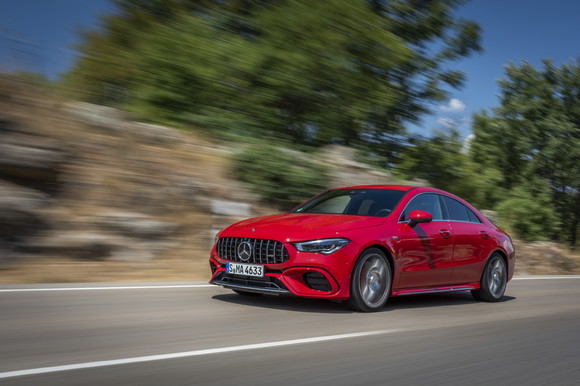 역대 가장 강력한 신형 4기통 터보차저 엔진 탑재로 이전 엔진 대비 40마력이 높아진 421마력을 발휘하며 드리프드 모드가 추가된 더 뉴 메르세데스-AMG CLA 45 S 4MATIC+ 쿠페 세단. ⓒ 메르세데스-벤츠 코리아