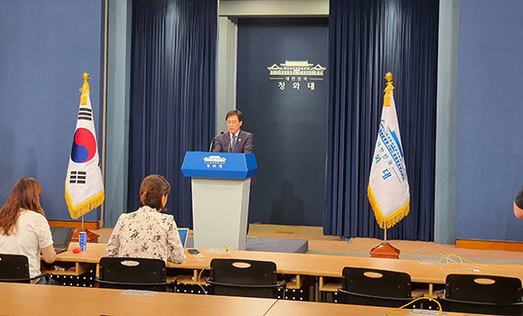강민석 대변인이 금융세제 개편안과 관련한 문재인 대통령의 지시사항을 전달하고 있다. = 김경태 기자