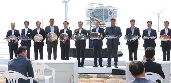 전북 서남권 해상풍력 실증단지는 60MW 규모의 국내 세 번째 해상풍력 단지로 지난 2019년 7월부터 운전되고 있으며, 올해부터 시범단지 조성이 본격 추진돼 2028년까지 석탄발전 2.5기 용량인 총 2.46GW 규모로 확대될 예정이다. 이는 224만 가구에 전력공급이 가능한 규모다. ⓒ 연합뉴스
