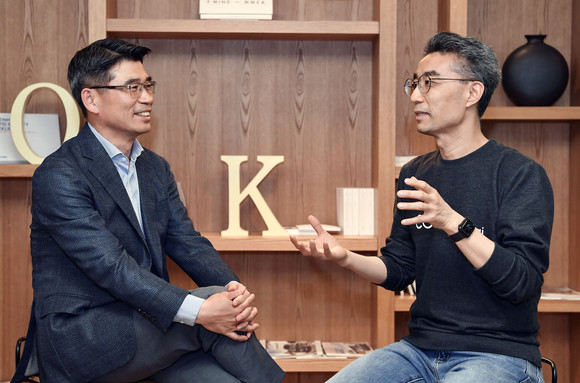 송호성 기아차 사장(왼쪽)과 송창현 코드42 대표가 상호 협업 방안에 대해 의견을 나누고 있다. ⓒ 기아자동차