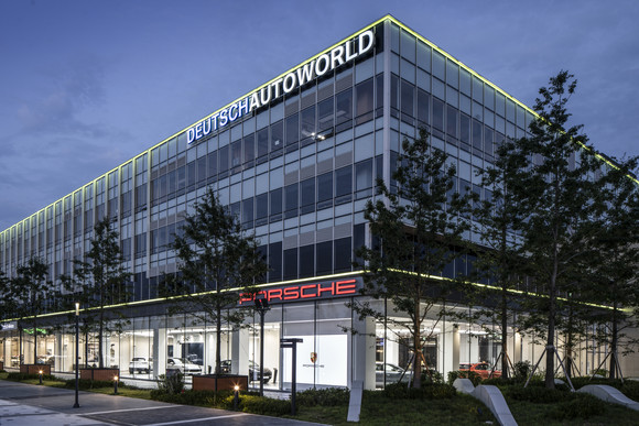포르쉐코리아가 수원 권선구에 위치한 도이치오토월드에 포르쉐 신규 쇼룸 및 인증 중고차 센터를 오픈했다. ⓒ 포르쉐코리아