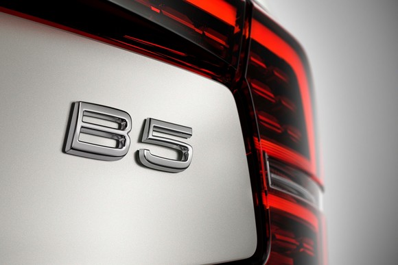 볼보의 새로운 표준 파워트레인으로 B 배지와 함께 선보이는 마일드 하이브리드. ⓒ 볼보자동차코리아