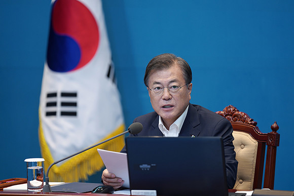 문재인 대통령은 코로나 국내 지역감염 확진자 수가 4명으로 줄어든 것에 대해 조금만 더 힘을 내 달라고 당부했다. ⓒ 청와대