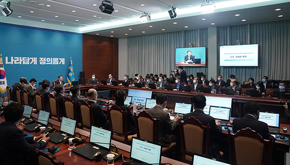 20일 문 대통령이 주재한 수석보좌관회의에는 김사열 국가균형발전위원장과 강현수 국토연구원 원장이 참석했다. ⓒ 청와대