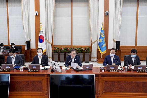'공무원 징계령 일부개정령안'은 징계위원회가 징계 의결 시 참작 사유에서 근무성적을 삭제하고, 혐의자의 직급 및 비위행위의 파급효과를 추가하는 내용으로, 비위행위와 관계없는 참작 사유는 삭제하고 권한에 상응하는 책임성 및 비위행위 파급효과를 고려한 징계가 이뤄질 수 있도록 개정한 것이다. ⓒ 청와대