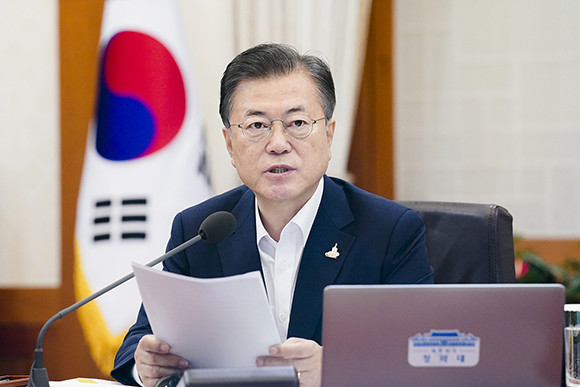 문 대통령은 "정부가 투입하는 114조원의 재정이 지역에 새로운 산업과 지속가능한 일자리를 만들며 지역 주민의 삶의 질을 획기적으로 변화시켜 전국을 고르게 발전시켜 나가는 데 큰 기여를 하게 될 것"이라고 말했다. ⓒ 청와대