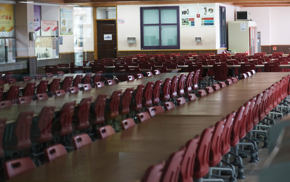 지난 2018년 학생들이 급식 케이크를 먹고 식중독 의심 증세를 보인 전북 익산시 모 중학교의 급식실이 점심시간인데도 텅 비어 있는 모습. ⓒ 연합뉴스