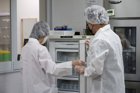 서울시 관계자들이 지난 7월7일 오전 서울 성동구의 한 유치원 급식소에서 긴급 위생 점검을 하고 있다. ⓒ 연합뉴스