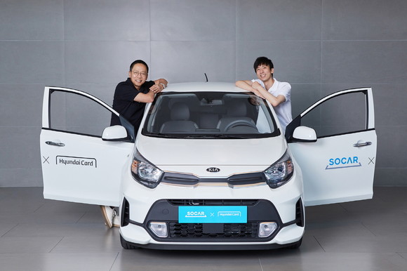 박재욱 쏘카 대표(사진 우측)와 정태영 현대카드 부회장이 지난 22일 PLCC 파트너십을 체결하며 기념촬영하고 있다. ⓒ 쏘카
