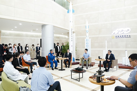 문 대통령은 "국방과학연구소가 이루고 있는 성과들을 제대로 알림과 동시에 여러 면에서 국민들에게 신뢰를 높여준다면 보다 많은 R&D 자금을 지원할 수 있을 것"이라고 말했다. ⓒ 청와대