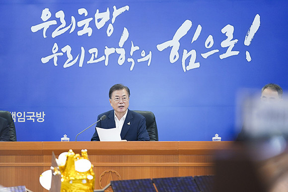 문 대통령은 국방과학연구소가 고도의 비밀보안 사항으로 연구소 차원이든 개인 차원이든 제대로 홍보 하지 못하는 것에 대해 아쉬움을 내비쳤다. ⓒ 청와대