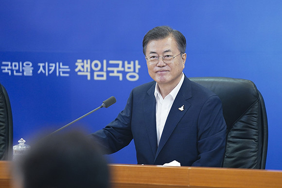 문 대통령은 국방과학연구소를 방문해 세계 최고 수준 탄두 중량을 갖춘 탄도 미사일을 성공한 것에 대해 축하의 말을 전했다. ⓒ 청와대
