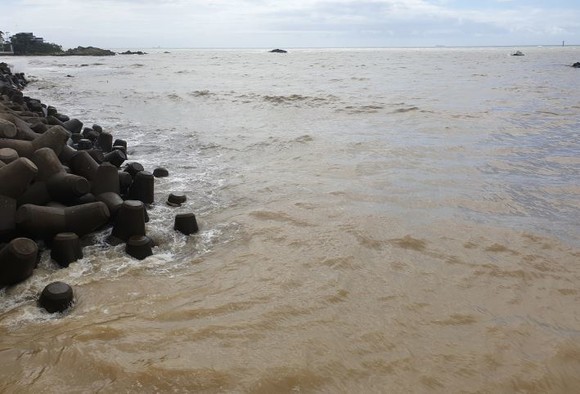23일 시간당 80mm가 넘는 장대비가 쏟아져 내려 부산전역이 큰 피해를 입었었다. 부산 송정 앞바다(24일)가 새벽까지 내린 비로 인해 흙탕물로 변해 색깔만으로는 바다인지 강인지 분간하기 어렵다. = 서경수 기자