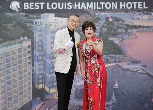 베스트루이스해밀턴디자인 그룹이 동부산관광단지 내 기장군 연화리에 부티크 비즈니스호텔과 오션테라스를 갖춘 동부산 5호점을 착공했다. 축하행사를 마친 후 신호경 베스트루이스해밀턴호텔 회장과 '트롯트 여왕' 가수 김연자씨가 기념촬영을 하고 있다. ⓒ 프라임경제