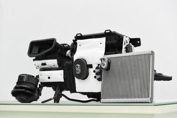 왼쪽부터 애프터 블로우 기술의 핵심 부품인 블로워 모터, 히터컴플리트, 에바포레이터. ⓒ 현대자동차그룹