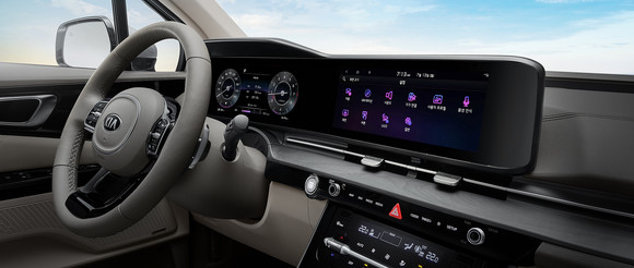 12.3인치 클러스터(계기판)와 12.3인치 내비게이션이 통합된 형태의 파노라마 디스플레이를 적용해 시인성과 편의성을 높였다. ⓒ 기아자동차