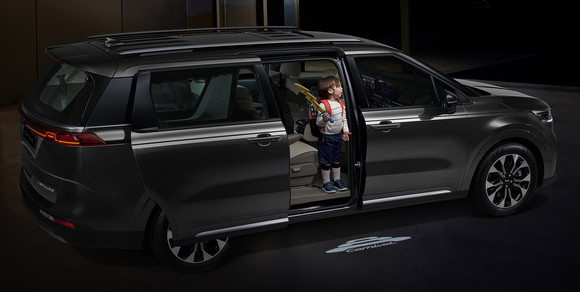 슬라이딩 도어가 열리는 부분의 바닥을 비추는 승하차 스팟램프를 동급 최초로 적용해 편의성을 높였다. ⓒ 기아자동차