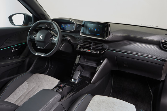 내부는 인체공학적으로 설계된 최신 아이-콕핏(i-Cockpit)이 적용됐다. ⓒ 한불모터스