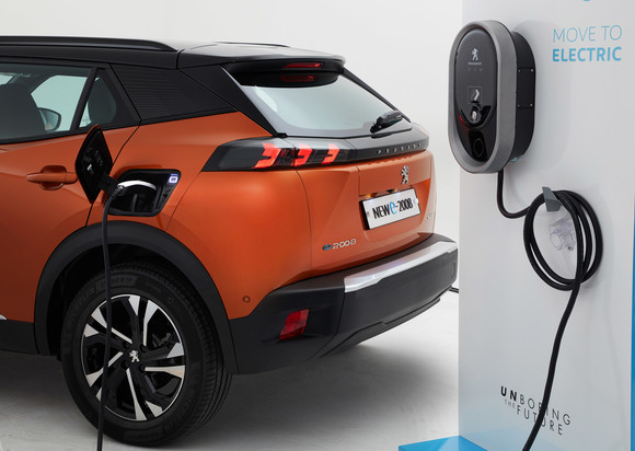 뉴 푸조 e-2008 SUV는 푸조 SUV 라인업 최초의 전동화 모델이다. ⓒ 한불모터스