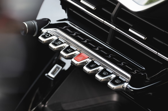 전투기 조종석을 연상시키는 센터페시아 토글 스위치. ⓒ 한불모터스