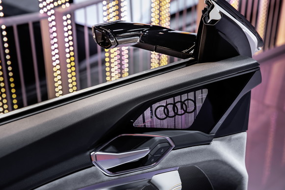 가장 눈에 띄는 공기역학적 요소는 양산차 최초로 적용된 버츄얼 사이드 미러다. ⓒ 아우디 코리아