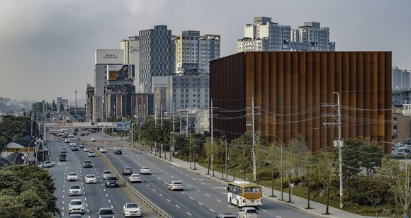 제네시스 수지 전경. 건물 외관은 시간의 흐름이 철에 자연스럽게 스며들며 부식된 느낌을 내는 내후성 강판(Corten steel)을 사용해 시간이 지날수록 깊어지는 제네시스의 가치를 표현했다. ⓒ 제네시스 브랜드