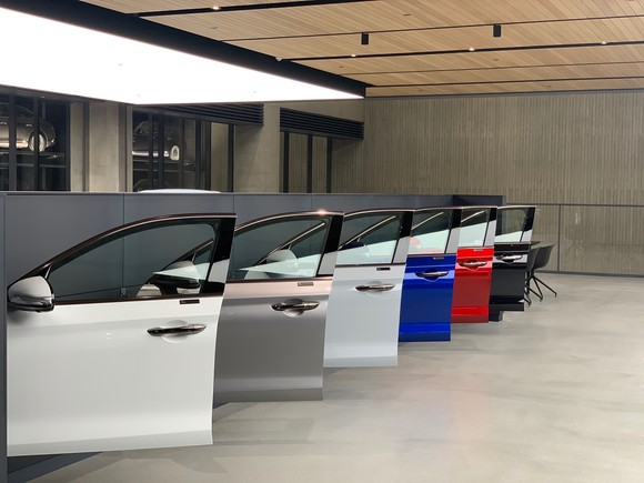 각 층에는 일반적인 자동차 매장에서 볼 수 없는 실제 크기의 다양한 내·외장 색상이 조합된 제네시스 차량 문을 날개처럼 일렬로 전시돼 있다. = 노병우 기자