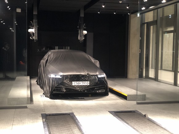 제네시스 수지에는 제네시스 최초로 차량 인도 세레머니가 도입됐다. = 노병우 기자