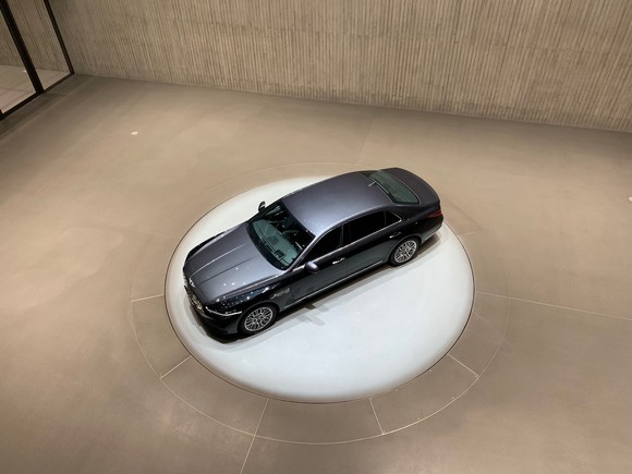 1층의 차량 특별 전시공간에는 1층부터 3층까지 뚫린 웅장한 공간에 G90 스페셜 에디션 스타더스트(Stardust) 차량 한 대만이 전시돼 있다. 사진은 2층에서 바라본 스타더스트의 모습. = 노병우 기자