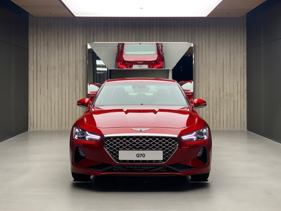 다양한 각도의 다면체 거울을 설치해 고객들이 자동차 라인을 섬세하게 살펴볼 수 있도록 했다. 사진 속 모델은 G70. = 노병우 기자