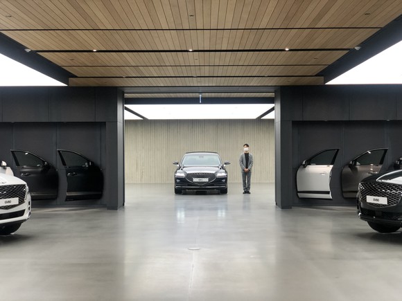 제네시스 수지는 전문 큐레이터가 고객과 동행해 차량에 대한 상세한 설명을 해준다. = 노병우 기자