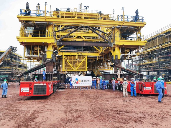 CJ대한통운이 모듈 트랜스포터(SPMT)를 이용해 해양 플랫폼의 메인 덱(Main Deck)을 운송하고 있는 모습. ⓒ CJ대한통운