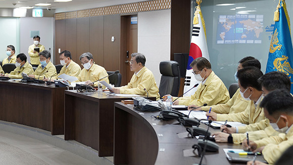 문 대통령은 집중호우 대처 긴급상황점검회의에서 침수 위험지역 관리와 함께 저수지와 댐의 수량을 조정하는 등 홍수를 사전통제하는 일에도 만전을 기해달라고 주문했다. ⓒ 연합뉴스