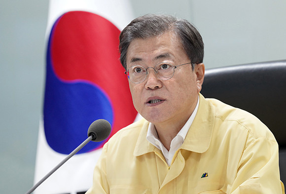 문 대통령은 4일 위기관리센터에서 집중호우 대처 긴급상황점검회의를 주재했다. ⓒ 연합뉴스