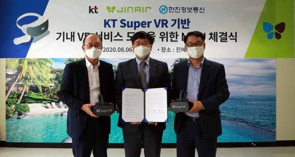 최정호 진에어 대표(가운데), 강국현 KT 커스터머부문 부사장(왼쪽), 전병을 한진정보통신 상무(오른쪽) 등 주요 관계자들이 참석한 가운데 기내 VR 서비스 도입 업무협약식이 진행됐다. ⓒ 진에어