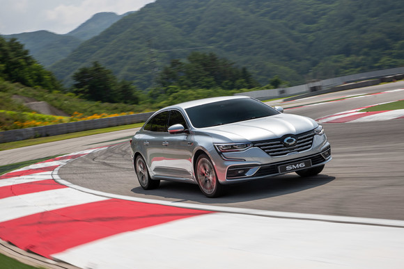 2016년 출시 이후 4년 만에 선보인 THE NEW SM6는 고객니즈를 적극적으로 반영해 페이스리프트 수준을 뛰어넘는 극적인 변화를 완성했다. ⓒ 르노삼성자동차