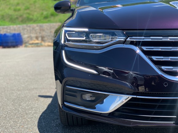 THE NEW SM6는 일부 국산 대형 고급 세단 및 수입 프리미엄 브랜드에 적용되는 LED 매트릭스 비전 헤드램프를 동급 최초로 선보였다. = 노병우 기자