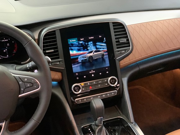 9.3인치 이지 커넥트는 통신형 T맵을 적용한 동급 최초 세로형 디스플레이다. 특히 르노삼성은 기본적인 기능은 터치 방식으로 스마트폰 사용에 익숙한 사용자를 고려하되, 운전자들이 자주 사용하는 공조기능은 물리버튼으로 별도 분리해 사용 편의성을 개선했다. = 노병우 기자