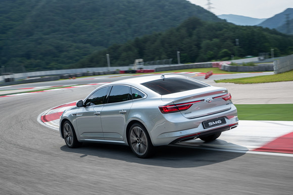 차체 각 부위에 적용한 흡음재와 차음 윈드쉴드 글라스 덕분에 THE NEW SM6는 실내로 유입되는 소음을 줄여 동급 최고 수준의 정숙성을 실현했다. ⓒ 르노삼성자동차