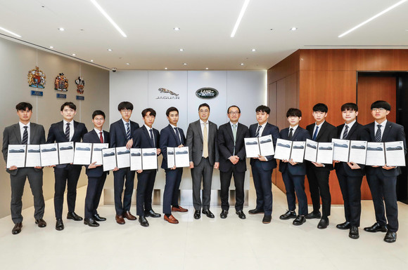 3기 프로그램에 참여한 교육생 11명은 재규어 랜드로버만의 체계화된 정비 이론 교육 및 리테일러 현장 실습 과정을 모두 이수하고 글로벌 인증 테크니션 자격을 취득했다. ⓒ 재규어 랜드로버 코리아